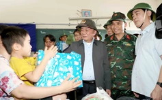 Các đồng chí lãnh đạo thăm hỏi bà con vùng lũ