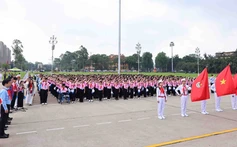 Đại biểu Đại hội Cháu ngoan Bác Hồ báo công và vào Lăng viếng Chủ tịch Hồ Chí Minh