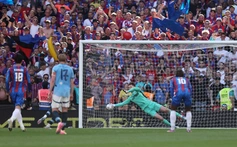 Cựu thủ môn MU cản 11m thành công, giúp Crystal Palace thắng Man City để giành danh hiệu lịch sử sau 120 năm