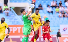 Thắng nhờ ngoại binh, Quảng Nam tràn trề hy vọng trụ lại V-League