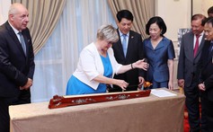 Chủ tịch nước và Tổng thống Hungary khai mạc trưng bày ảnh của nhiếp ảnh gia Hungary về Việt Nam xưa