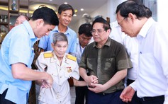 Thủ tướng Phạm Minh Chính thăm gia đình chính sách huyện Côn Đảo