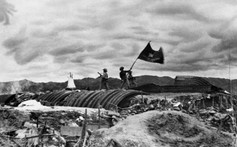 “Chín năm làm một Điện Biên, nên vành hoa đỏ, nên thiên sử vàng”