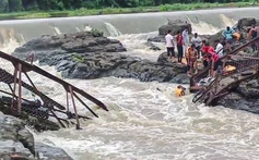 Sập cầu tại điểm du lịch nổi tiếng Ấn Độ, nhiều người thiệt mạng và bị cuốn trôi