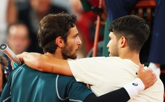 Ngược dòng trước Musetti nhờ bản lĩnh và may mắn, Alcaraz lọt vào chung kết Roland Garros 2025