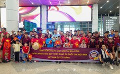 Đến Malaysia, đội tuyển Việt Nam được CĐV chào đón nồng nhiệt