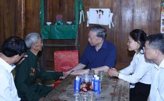 Tổng Bí thư Tô Lâm thăm gia đình Chiến sĩ Điện Biên Vàng A Chảo