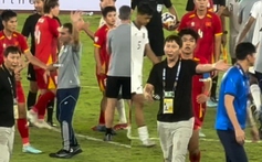 Thua chung kết, HLV châu Âu từ chối bắt HLV Kim Sang Sik?