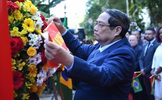 Thủ tướng Phạm Minh Chính dâng hoa tại Biển kỷ niệm Chủ tịch Hồ Chí Minh ở Rio de Janeiro