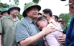 Thủ tướng thăm hỏi, động viên nhân dân thiệt hại do mưa lũ tại tỉnh Điện Biên