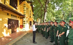 Lực lượng diễu binh, diễu hành A80 tham quan Khu Di tích Chủ tịch Hồ Chí Minh