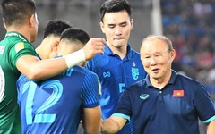Giành ngôi Á quân, HLV Park Hang-seo vẫn vui vẻ chúc mừng từng cầu thủ Thái Lan