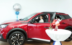Nguyễn Thị Oanh rạng rỡ trong ngày chính thức nhận xe Peugeot 2008 hơn 900 triệu