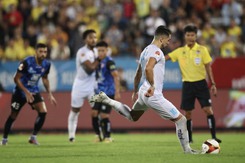 Nam Định bay cao tại V-League trên đôi chân cựu sao Barcelona