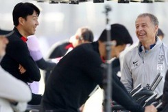 Son Heung Min cười tươi khi gặp tân HLV Klinsmann: Giật mình cựu trợ lý HAGL xuất hiện ở ĐT Hàn Quốc