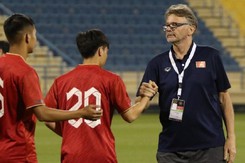 Hết lời chê bai HLV Troussier, phải chăng báo Trung Quốc vẫn e ngại tuyển Việt Nam?