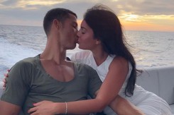 Bạn gái Ronaldo khoe khoảnh khắc tình tứ trên siêu du thuyền 160 tỷ đồng