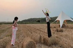 Tăng Thanh Hà khoe ảnh thả diều với con, fan xuýt xoa chiều cao khủng của ái nữ