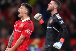 Fan MU xúc động cảnh Lisandro Martinez quỳ gối ăn mừng bàn thắng của Martial