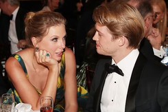 Nước mắt Taylor Swift rơi trong buổi biểu diễn Champagne Showers có phải vì cuộc chia tay bạn trai?