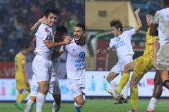 Cựu sao HAGL được khen hết lời khi ghi bàn ‘quý như vàng’ giúp Nam Định dẫn đầu V-League