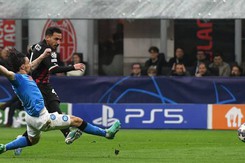 Milan thắng tối thiểu trước Napoli trong cuộc so tài cực căng với cơn mưa thẻ phạt