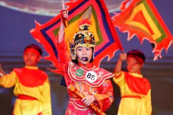 Dạy sử Việt qua ca kịch tiếng Anh