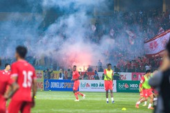 CĐV Hải Phòng thách thức Hà Nội FC, chưa vào trận đấu đã đốt pháo sáng