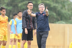 HLV Troussier tính chuyện SEA Games...