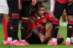 MU đón cú sốc: Martinez nghỉ hết mùa, Varane cũng nhận tin buồn