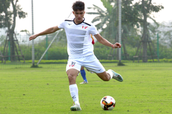 Văn Khang lấn át Phi Hoàng ở U22 Việt Nam