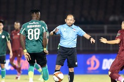 HLV Vũ Tiến Thành khiến VPF thay đổi, thuê gấp trọng tài ngoại