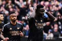 Saka hỏng 11m, Arsenal dẫn 2 bàn vẫn hòa West Ham, bị Man City áp sát, nguy cơ mất chức vô địch