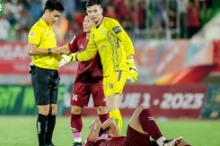 Trợ lý trọng tài bị choáng vì cầu thủ Hà Nội FC ‘thúc cùi chỏ’?