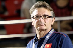 Cà phê đầu tuần: Đừng tất tay theo ông Troussier