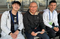 Hùng Dũng gặp thầy Park và Văn Toàn bên Hàn Quốc khiến dân mạng dấy lên những hoài nghi