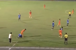 Cầu thủ đạp người đồng nghiệp ở VCK U19 quốc gia, cảnh sát cơ động phải vào cuộc