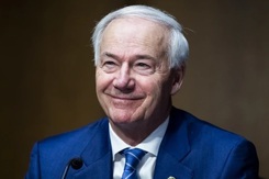 Bầu cử Tổng thống Mỹ 2024: Cựu Thống đốc bang Arkansas tham gia cuộc đua 