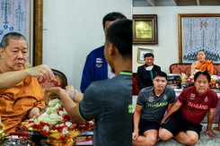 U22 Thái Lan tới ngôi chùa nổi tiếng cầu may mắn trước khi tranh HCV với U22 Việt Nam tại SEA Games