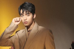 Đang diễn gặp sàn trơn, Mono vẫn được khen ngã ‘mượt’