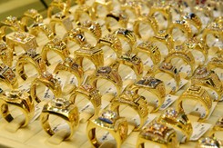 Giá vàng sáng 28/4 giảm 100 nghìn đồng/lượng