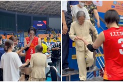 Đội trưởng bóng chuyền nữ Việt Nam bật khóc trước sự xuất hiện bất ngờ của nhân vật đặc biệt