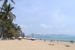 Phố biển Nha Trang tấp nập du khách