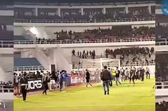 Bóng đá Indonesia lại xảy ra bạo loạn, hàng trăm CĐV đánh nhau, tràn cả xuống sân