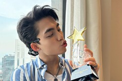 MONO khoe cúp Cống hiến, xin lỗi vì không thể trực tiếp nhận giải
