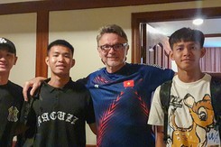 Tin nóng bóng đá tối 30/4: U22 Việt Nam chia tay 3 cầu thủ, MU tranh Neymar với Man City và Chelsea