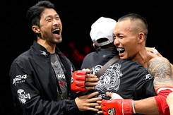Màn quỳ gối tặng đai hé lộ mối quan hệ giữa Johnny Trí Nguyễn và Trần Quang Lộc