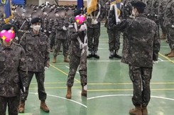 Jin BTS trong những bức ảnh mới nhất tại lễ tốt nghiệp huấn luyện quân sự