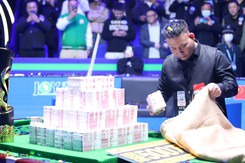 Khủng khiếp cao thủ bida Trung Quốc ẵm trọn bao tải tiền 17 tỷ đồng sau khi vô địch