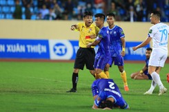 VFF bênh trọng tài Trương Hồng Vũ, cựu còi vàng FIFA: Dùng trọng tài như thế là kéo tụt bóng đá Việt Nam!